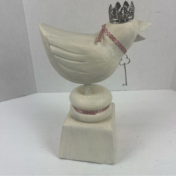 Cottagecore vignette-wood off-white painted bird statue with crown and key-decor - Picture 4 of 7